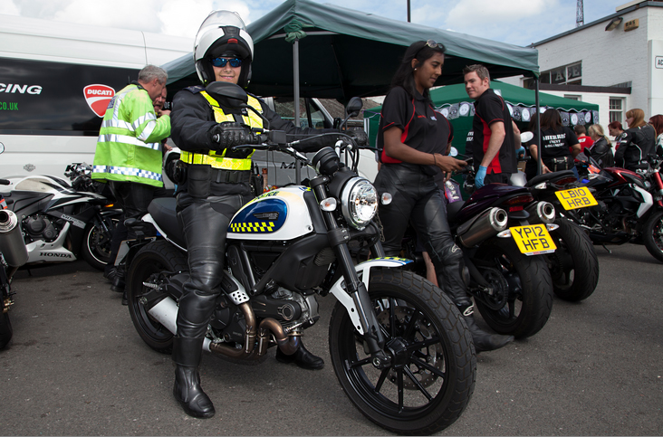 ตำรวจสาวกับ Ducati Scrambler