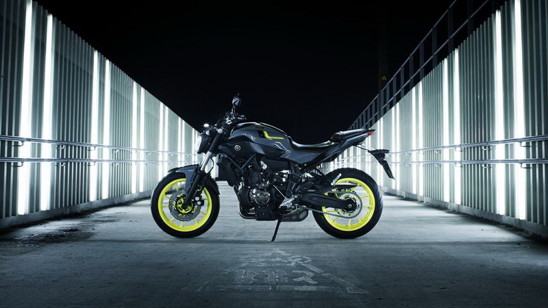 2016-Yamaha-MT-07-Night-Fluo_03