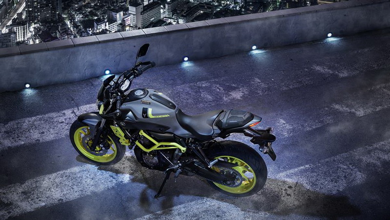 2016-Yamaha-MT-07-Night-Fluo_08