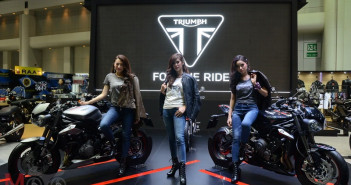 ผู้หญิงก็ขี่ได้! มอเตอร์ไซค์ Triumph คลาสสิกสุดโดนสำหรับไบค์เกอร์สาว 2017-Triumph-Street-Triple-RS-BIMS2017_11
