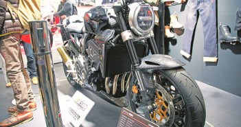 Honda JP เปิดตัว 2018 CB1000R ‘Carbon Edition’ ตกแต่งจัดเต็มด้วยพาร์ทคาร์บอนรอบคันตั้งแต่แฮนด์บาร์ยันล้อหน้าหลัง 2018-honda-cb1000r-carbon-edt02
