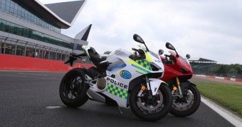 Ducati UK บริจาค 2018 Panigale V4 ให้ตำรวจอังกฤษเพื่อส่งเสริมกิจกรรมขับขี่ปลอดภัยในประเทศ 2018-ducati-panigale-v4-cop-uk-02