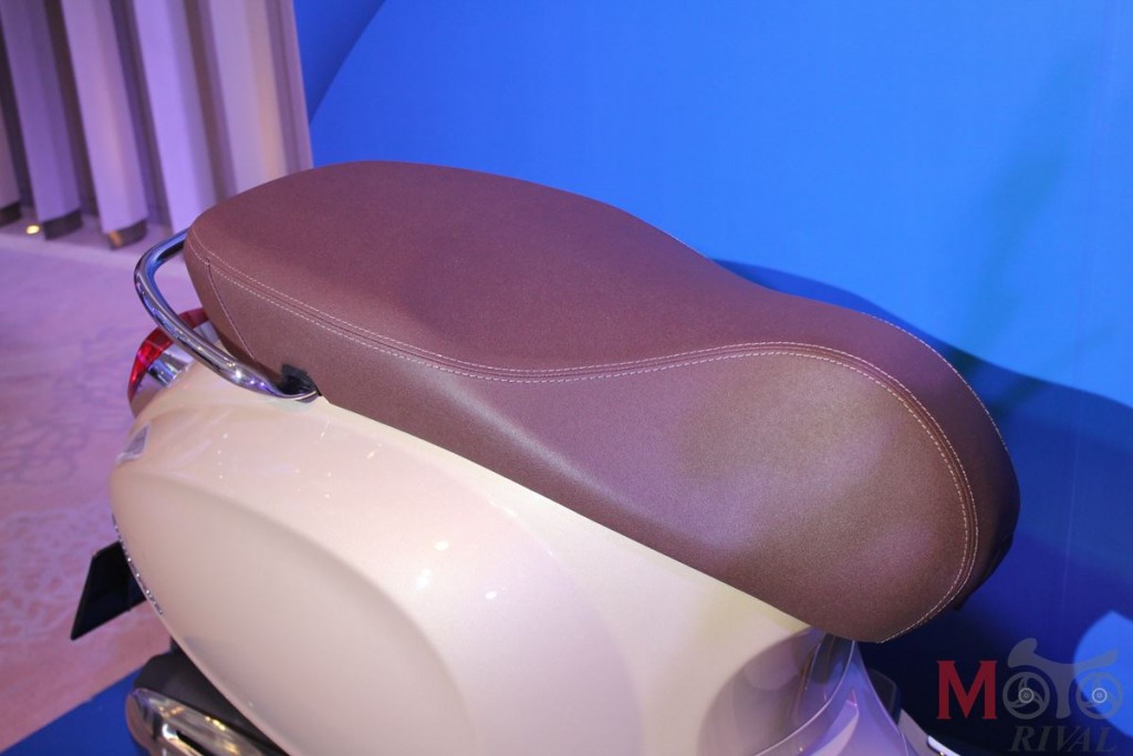 2018-vespa-primavera-150-beige-09