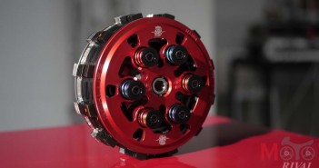 Tips Tricks : เจาะลึก ทำความรู้จักระบบ Smart Clutch System (SCS เทคโนโลยีล่าสุดจาก MV Agusta) ทำไมเครื่องไม่ดับ, ไม่ต้องบีบคลัทช์ MV-Agusta-Turismo-Veloce-800-Lusso-SCS_04