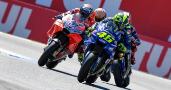 VR46 ชี้ “Yamaha ควรพิจารณาเครื่องยนต์ หันไปใช้ V4 อย่าง Honda และ Ducati” 04-dovizioso-46-rossi-motogp2018-assen