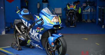 ซูซูกิพาลูกค้าเชียร์ “Team Suzuki Ecstar” สู้ศึกสองล้อ MotoGP 2018 Suzuki-GSX-RR_Rins