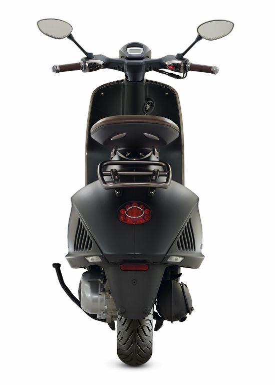 Vespa-946-emporio-armani_6 - Motorival.com