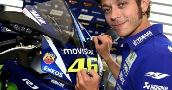 2015-Yamaha-R1-Rossi-Movistar_02