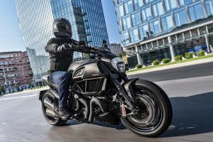 2016-Ducati-Diavel-Carbon_02