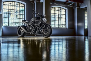 2016-Ducati-Diavel-Carbon_03