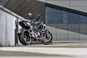 2016-Ducati-Diavel-Carbon_06