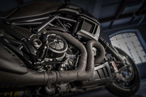 2016-Ducati-Diavel-Carbon_09