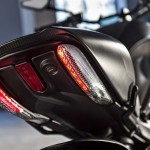 2016-Ducati-Diavel-Carbon_10