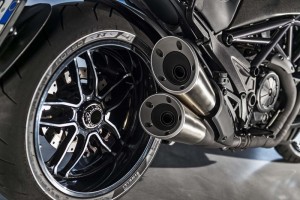 2016-Ducati-Diavel-Carbon_11