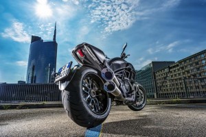 2016-Ducati-Diavel-Carbon_14
