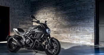 เปิดตัวแล้ว 2016 Ducati Diavel Carbon สำหรับคนรักคาร์บอนไฟเบอร์ พร้อมชมภาพชุดใหญ่ 2016-Ducati-Diavel-Carbon_15
