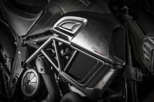 2016-Ducati-Diavel-Carbon_17