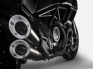 2016-Ducati-Diavel-Carbon_19
