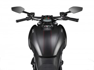 2016-Ducati-Diavel-Carbon_23