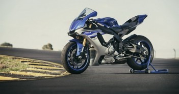 2016-Yamaha-YZF-R1_24