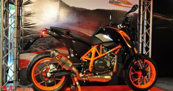 2016-KTM-690-Duke-R_04