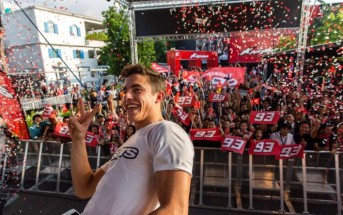 marc_marquez_delights_the_thousands_of_assembled_fans_at_the_opening_of_alpinestars_flagship_store_in_bangMarquez-Alpinestars-BKK