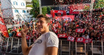 marc_marquez_delights_the_thousands_of_assembled_fans_at_the_opening_of_alpinestars_flagship_store_in_bangMarquez-Alpinestars-BKK