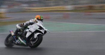 อย่างเทพ Kawasaki H2R TrickStar แข่งกับรถ Superbike คลาสสิค ขณะฝนตก kawasaki-h2r-trick-star-Tsukuba