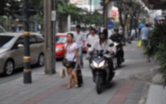 ขี่รถบนทางเท้า
