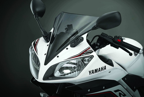2016-Yamaha-R15_5