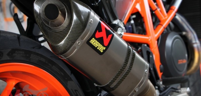 2016-KTM-690-Duke-R_Detail_09