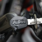 2016-KTM-690-Duke-R_Detail_15