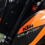 2016-KTM-690-Duke-R_Detail_22