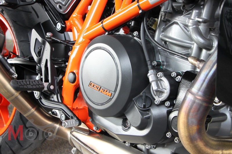 2016-KTM-690-Duke-R_Engine_1