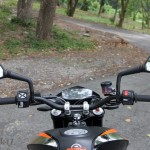 2016-KTM-690-Duke-R_Ride-Position_4