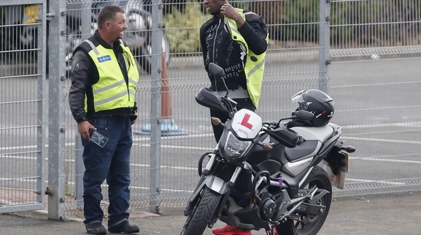 PAY-Usain-Bolt-learning-to-drive-a-motorcycle-in-London-1_resize