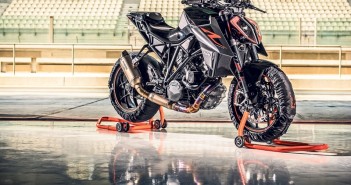 2017-1-ktm-1290-super-duke-r