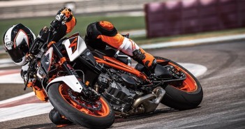 2017-2-ktm-1290-super-duke-r