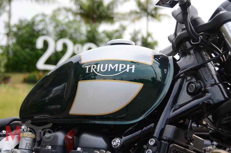Triumph-Bonneville-Bobber-MotoRival_37