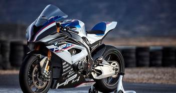 จริงดิ! เครื่อง BMW HP4 Race ใช้งานได้แค่เพียง 5,000 กม./เท่านั้น 2017-BMW-HP4-Race_01