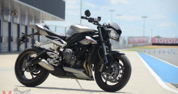 2020 Triumph Street Triple 765 เตรียมปรับโฉมครั้งใหม่ หวังเปิดตัวพร้อม All-New Daytona 765 ปลายปีนี้ 2017-Triumph-Street-Triple-RS-765-Review_44