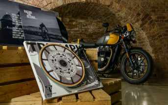 triumph-special-rock-n-roll-turnable-and-vinyl-disk-04