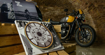 Triumph เปิดตัวเครื่องเล่นและแผ่นเสียงสุดพิเศษผลิตขึ้นจำนวนจำกัด เพื่อฉลองเทศกาลเฮอร์ริเทจไบค์กรุงลอนดอน triumph-special-rock-n-roll-turnable-and-vinyl-disk-04