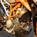 2017-KTM-Duke390_12