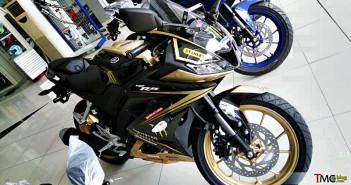 ชมภาพ Yamaha YZF-R15 Tech3 Edition ขณะตั้งขายในดีลเลอร์ประเทศอินโดนีเซีย yamaha-r15-tech3-edt-custom-01