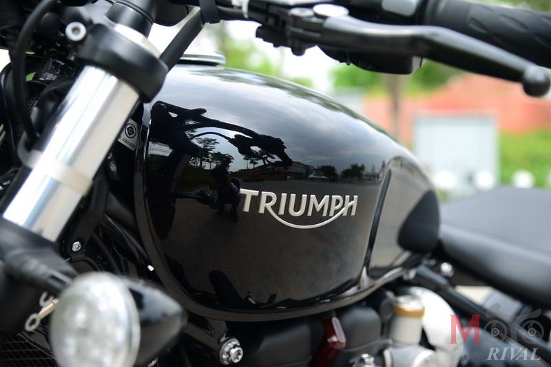 Review-Triumph-Bonneville-Bobber-Black_10