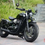 Review-Triumph-Bonneville-Bobber-Black_13