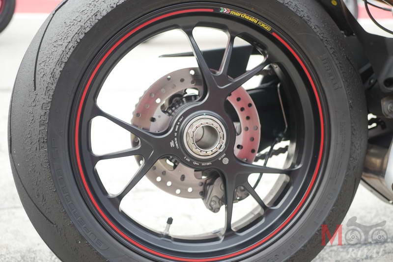 Review-Ducati-Panigale-V4-S_10