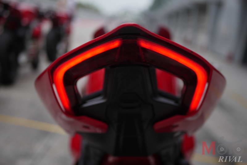 Review-Ducati-Panigale-V4-S_17