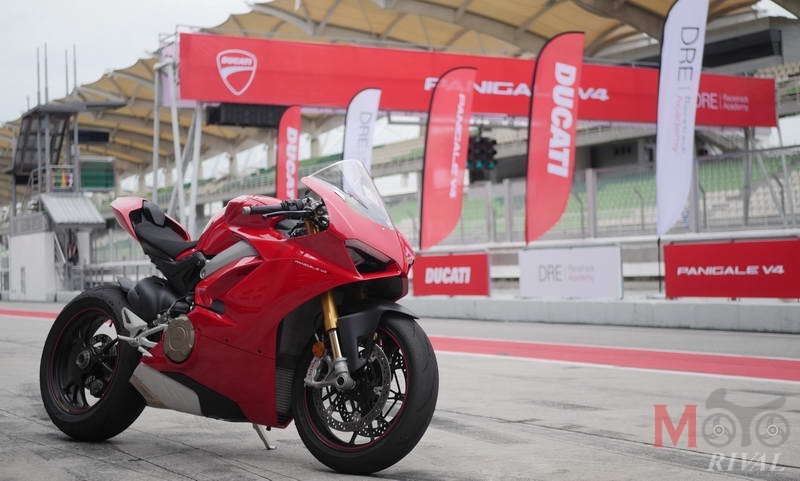 Review-Ducati-Panigale-V4-S_Cover_3